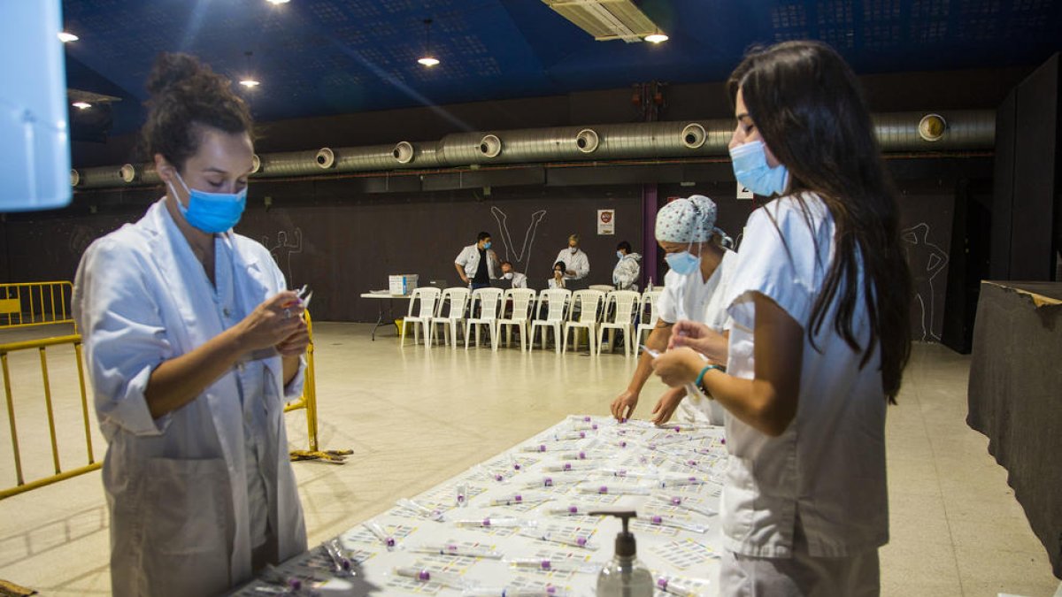 Sanitaris preparen material per al cribratge massiu a Tàrrega.