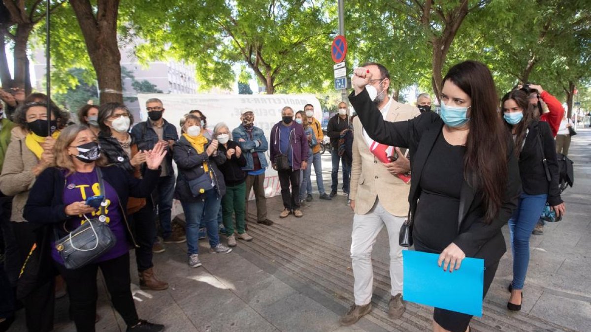 La activista Tamara Carrasco, acompañada por su abogado Benet Salellas.