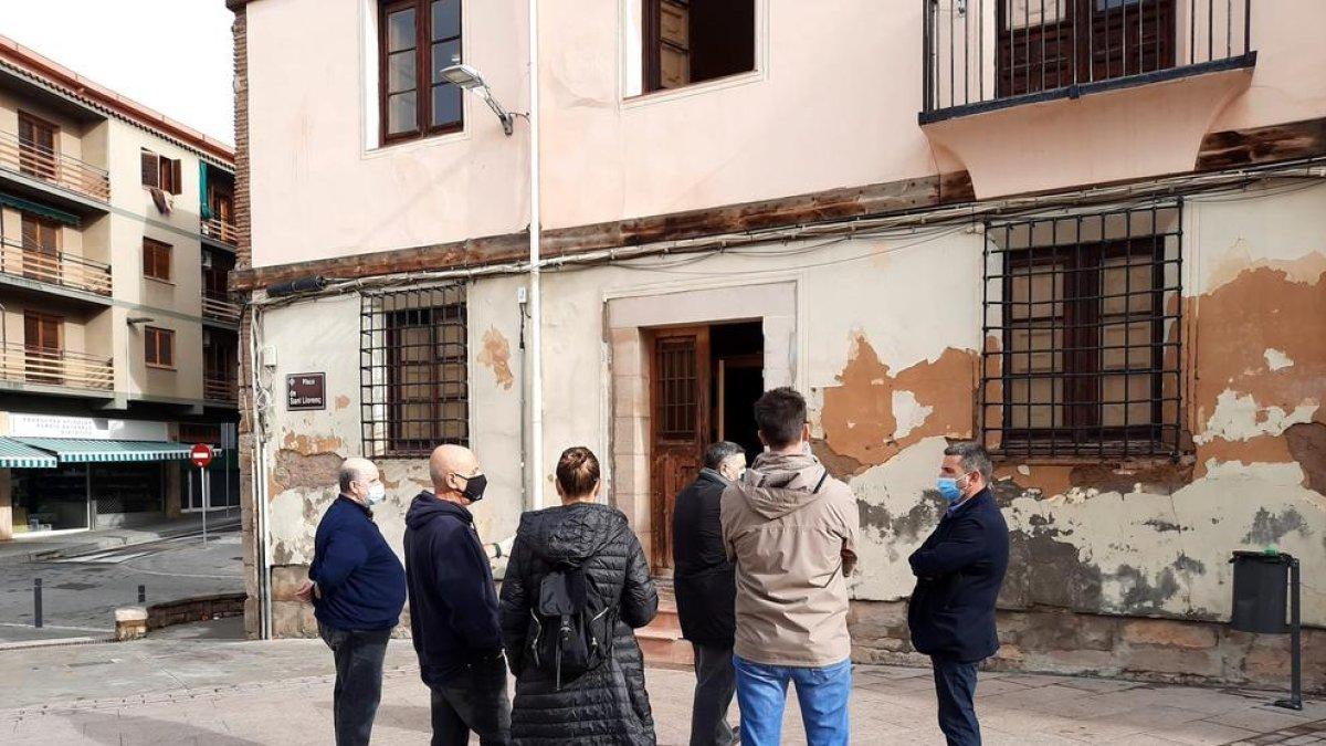 Postius y técnicos del ayuntamiento visitaron la sede de la FAVLL, cuyo mal estado es evidente.