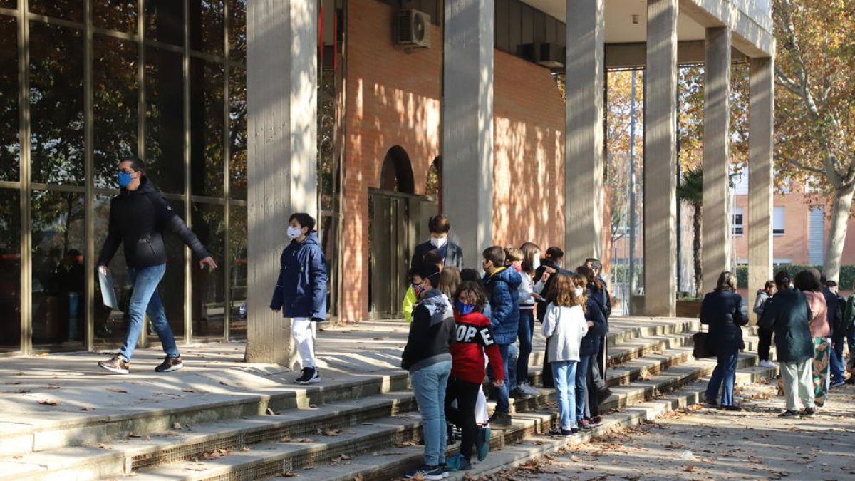 Alumnos esperando para someterse a una PCR en el pabellón Onze de Setembre el pasado sábado.