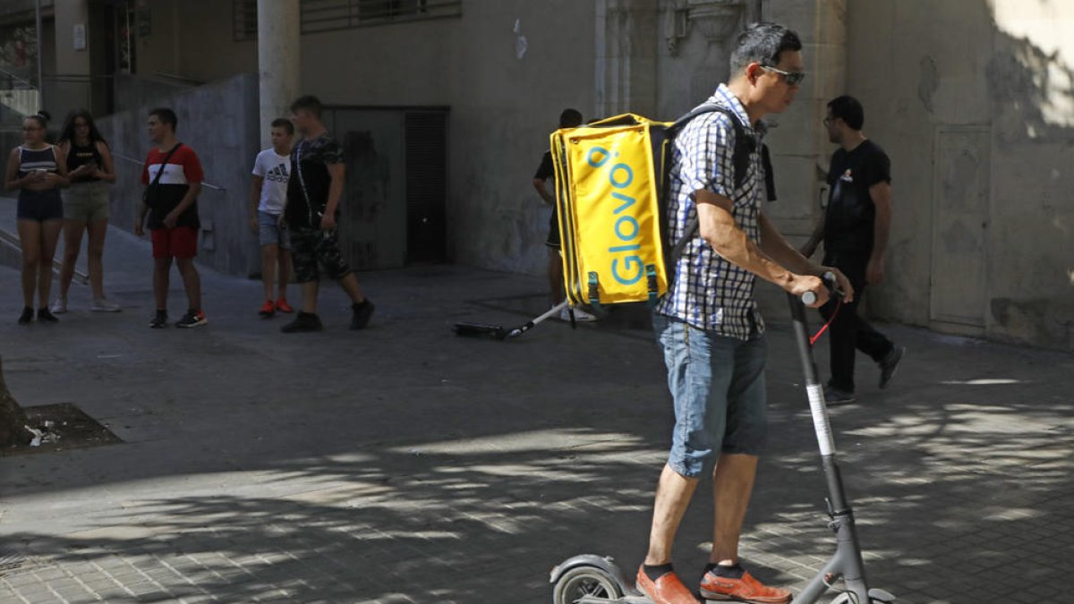 Imatge d’arxiu d’un repartidor de Glovo a Lleida.