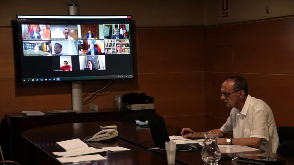 El alcalde de Lleida, Miquel Pueyo, durante la reunión telemática con otros alcaldes de otros nueve ciudad del Estado.