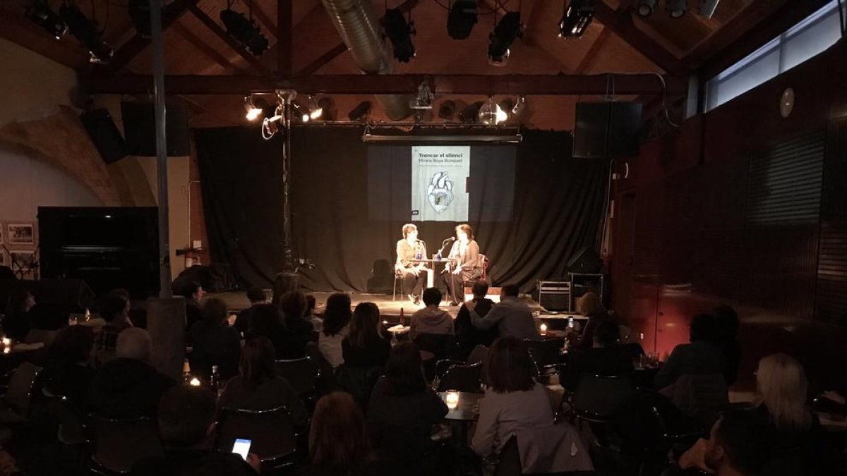 Mireia Boya va presentar ahir davant d’un ple Cafè del Teatre el llibre ‘Trencar el silenci’.
