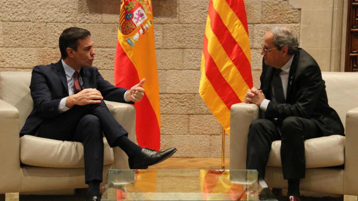 Sánchez y Torra en un momento de su reunión este jueves en el Palau de la Generalitat.