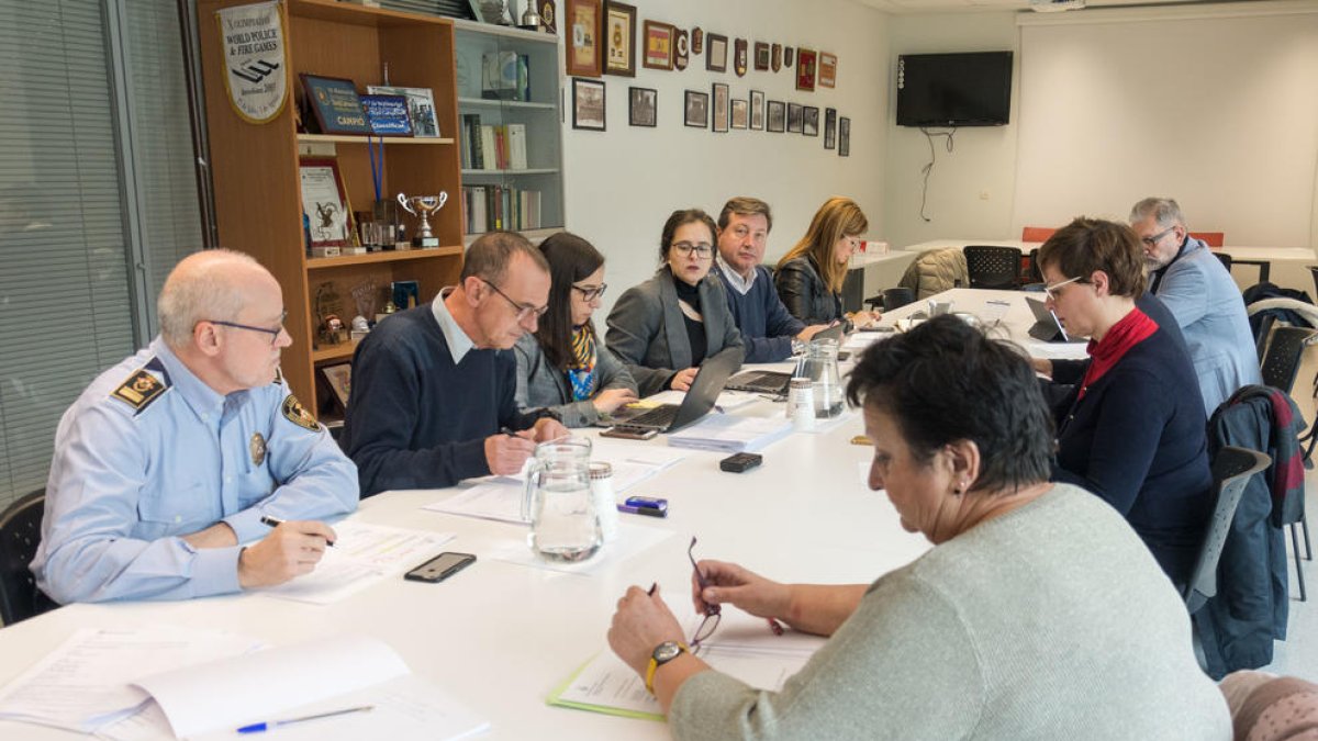 La reunión de la Comisión de Seguridad, Ciudadanía y Convivencia de la Paeria de Lleida, presidida por el alcalde, Miquel Pueyo.