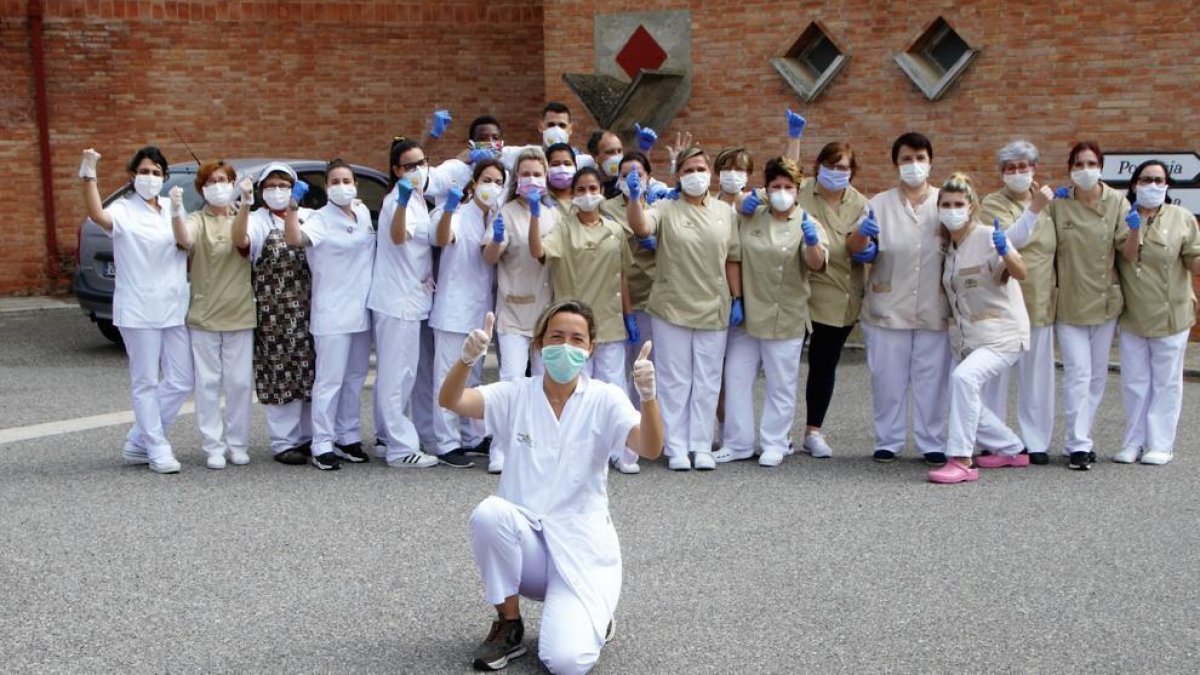Un treballador assisteix una dona al Centre Geriàtric Lleida.