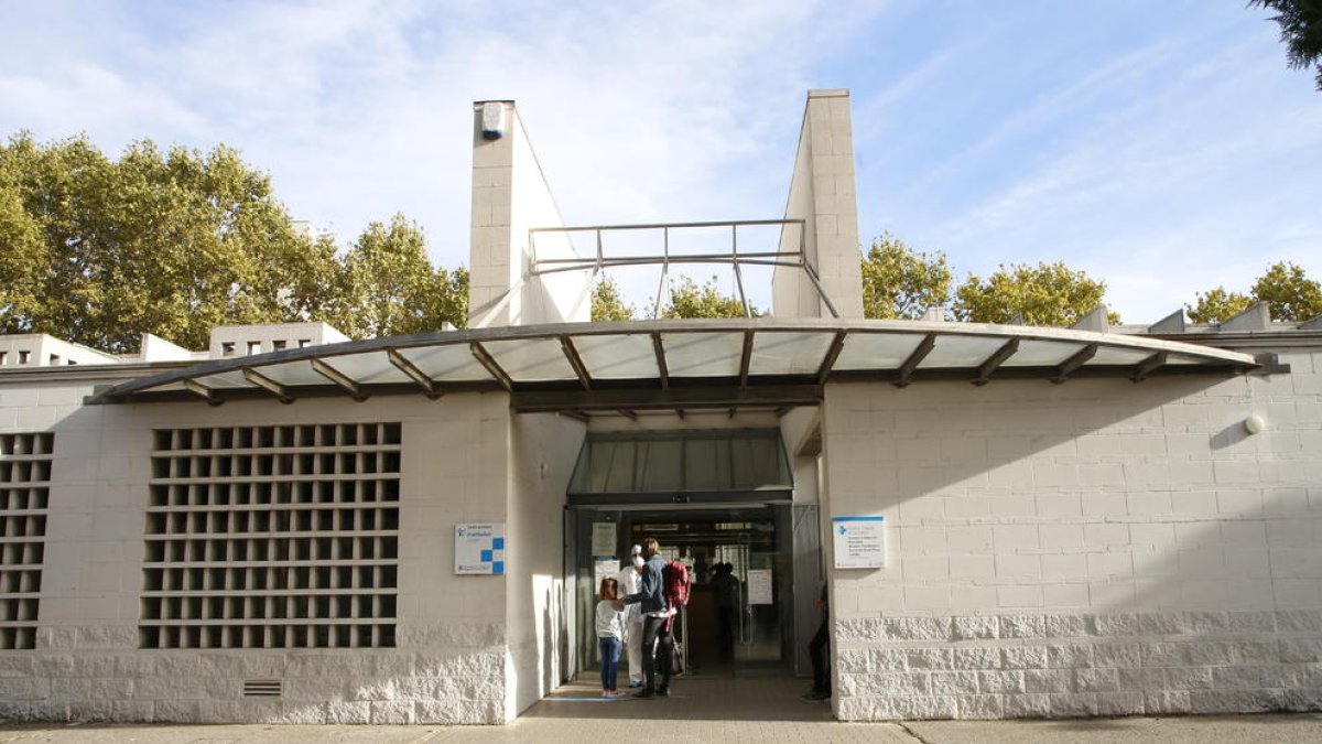 Els professionals dels CAP atenen a l’entrada les persones que hi van.