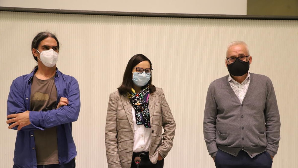 Entente con socialistas y sin JxC - La presentación de las nuevas tarifas escenificó el acuerdo a tres bandas entre el principal grupo del gobierno (ERC) y el de la oposición (PSC), y el socio minoritario (el Comú). El tercer integrante del g ...