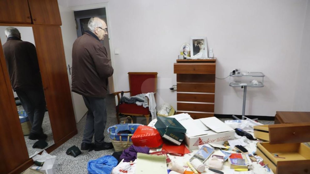 Rafel Gòdia mostra com van deixar els lladres la seua torre.