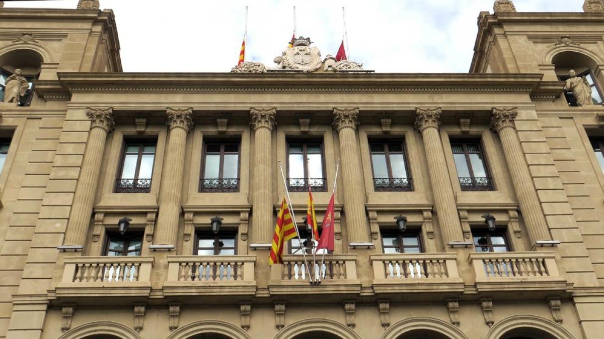 Las banderas del ayuntamiento de Lleida ondean a media asta por las víctimas de la covid-19