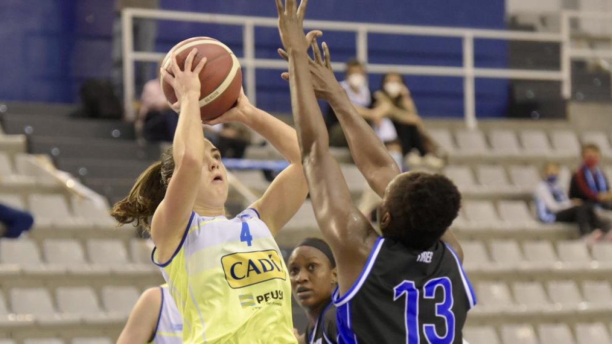 Laia Raventós lanza a canasta pese a la presión de Tirera.