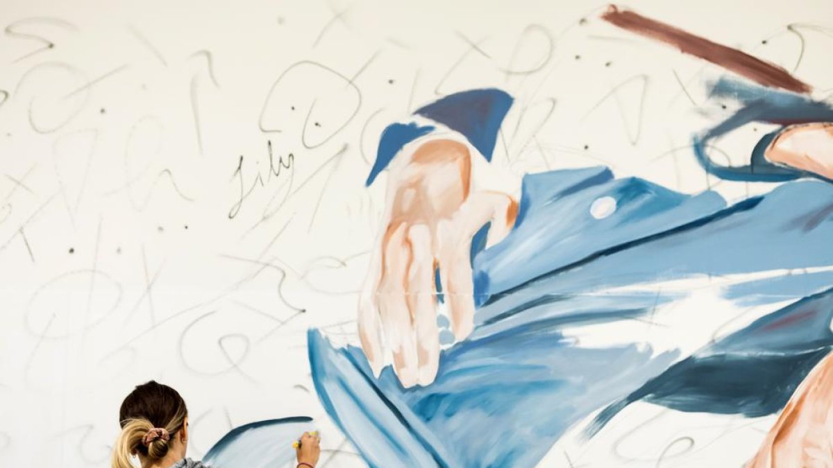 La artista leridana empezó a trabajar en el mural del interior de la clínica este mismo lunes.