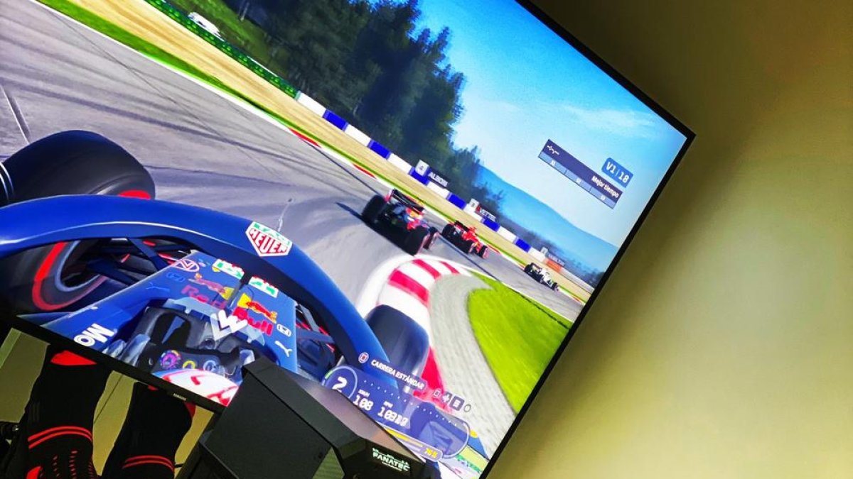 Marc, divertint-se ahir amb el videojoc de F1.