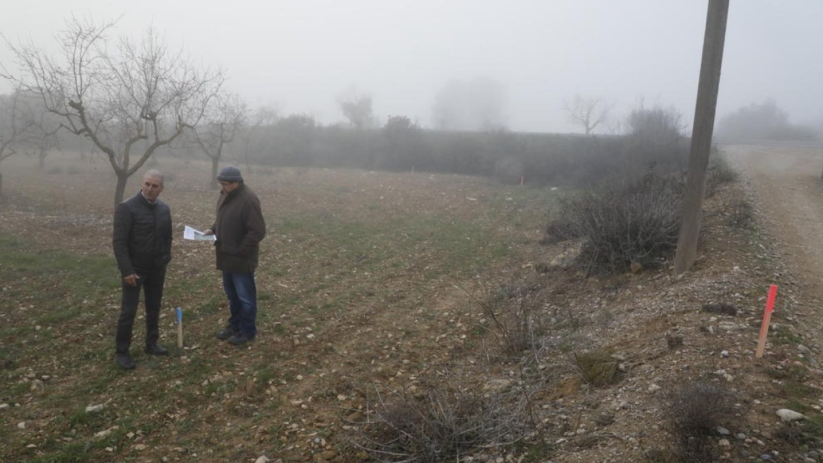 El president del Segrià Sud, Joan Sabaté (esq.), vora les estaques que assenyalen les noves conduccions.