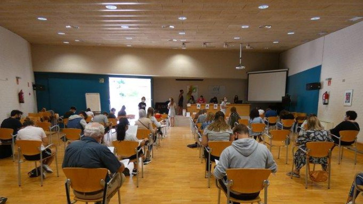 La EOI empieza sus pruebas de nivel - La Escuela Oficial de Idiomas (EOI) de Lleida comenzó ayer las pruebas de nivel a sus alumnos para determinar su conocimiento en la lengua que se han inscrito. Las pruebas se hicieron tomando todas las medid ...