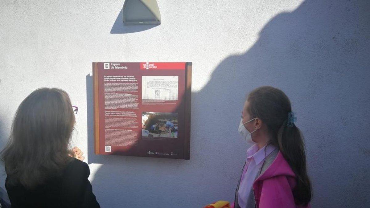 Placa instalada ayer en el cementerio de Alguaire.