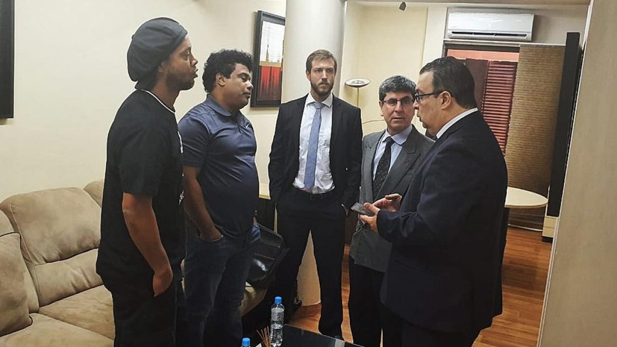 El fiscal Federico Delfino, a la dreta, parla amb Ronaldinho i el seu germà.