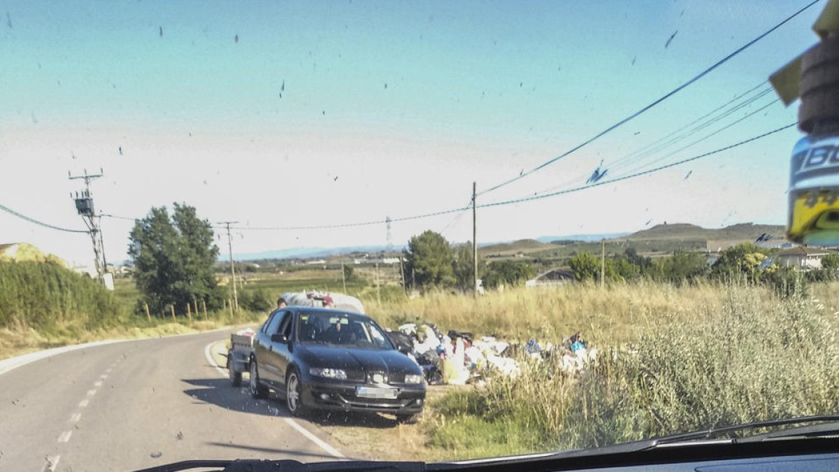Un cotxe amb un remolc enxampat ‘in situ’ llançant escombraries en una finca als afores d’Alcoletge.