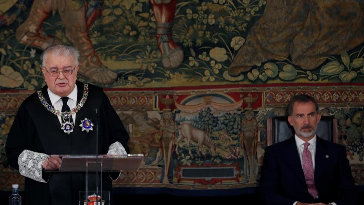 El presidente del TC, Juan José González Rivas, con el rey.