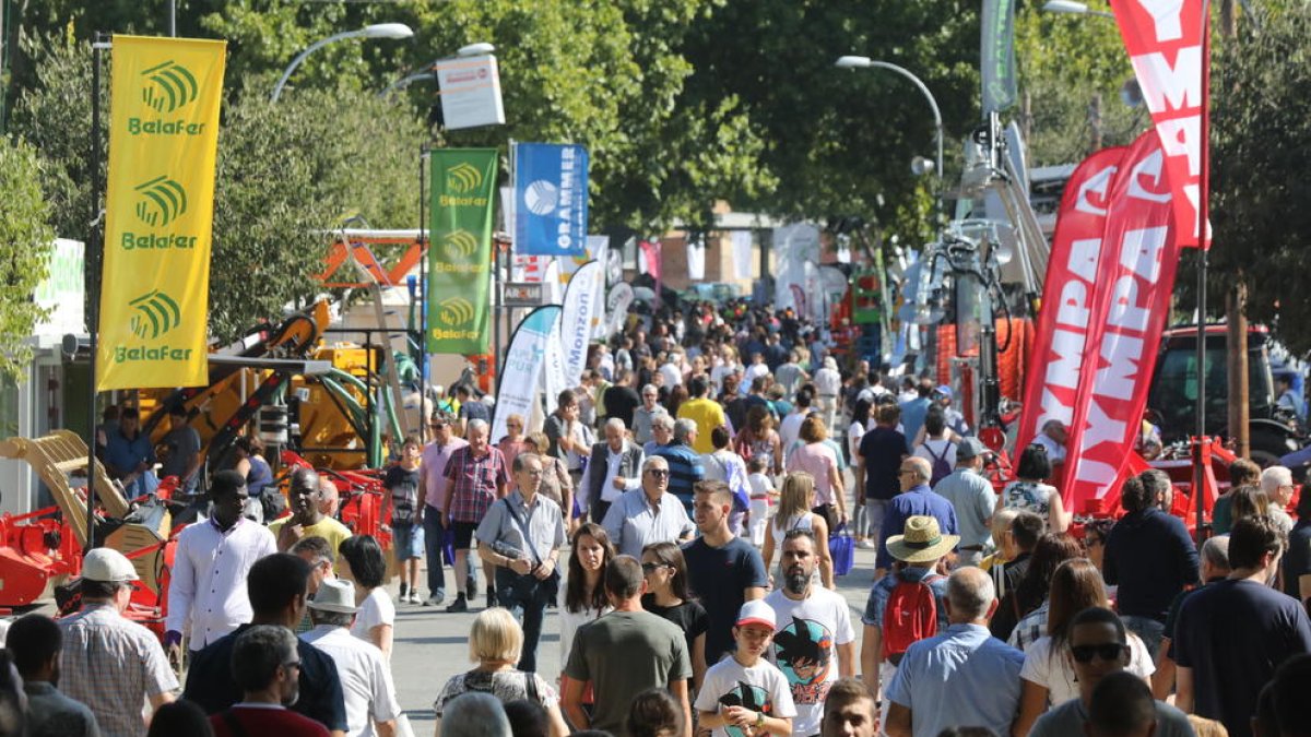Aquesta imatge de la Fira de Sant Miquel plena a vessar no serà possible aquest any.