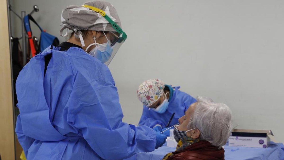 Proves de coronavirus a ancians en una residència, un col·lectiu molt colpejat per la Covid-19.