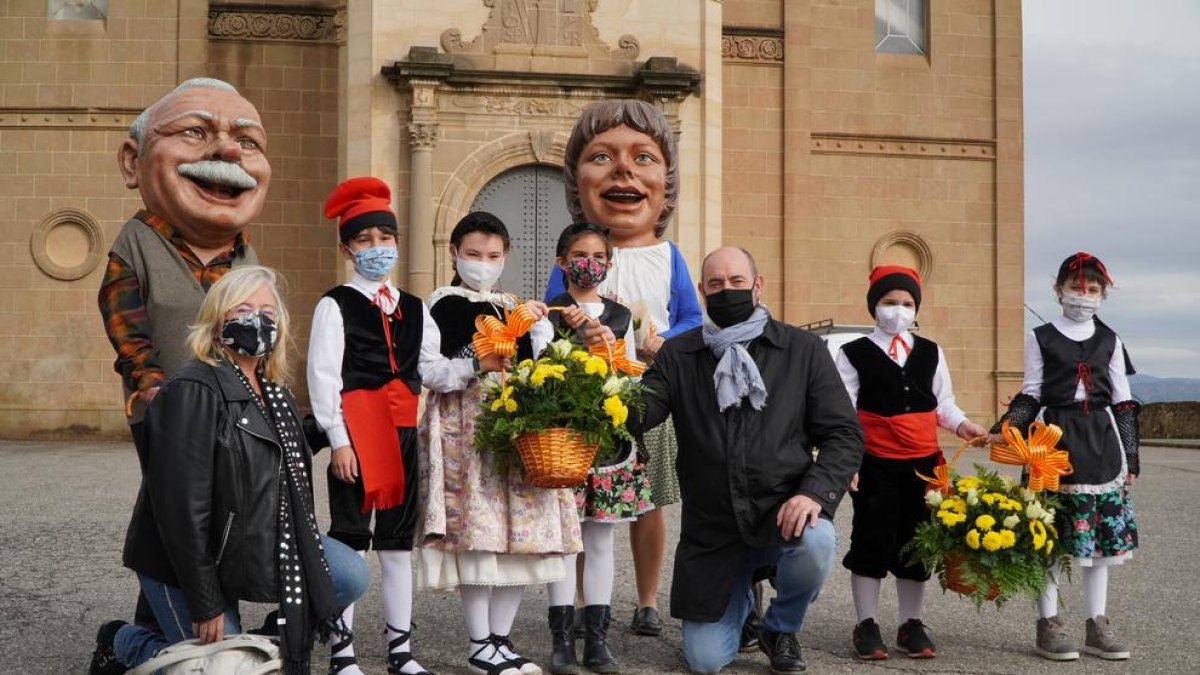 Una ofrenda floral simbólica en el santuario del Sant Crist marcó un inicio inusual de las fiestas.