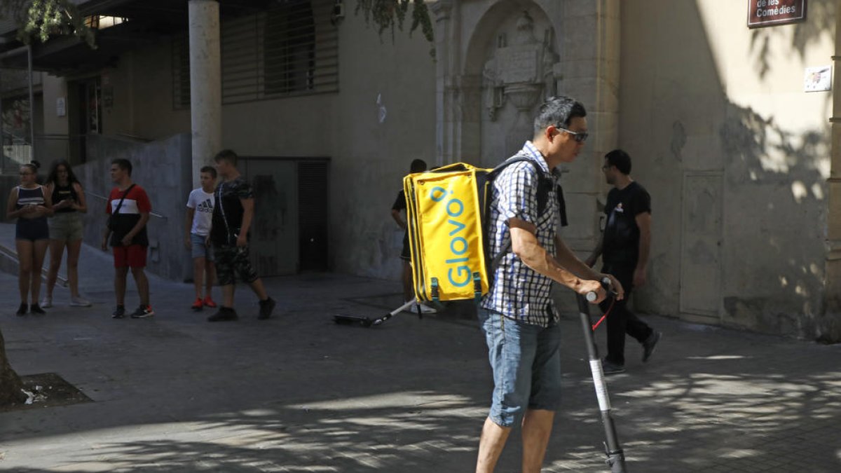 Imatge d’arxiu d’un repartidor de Glovo a Lleida.