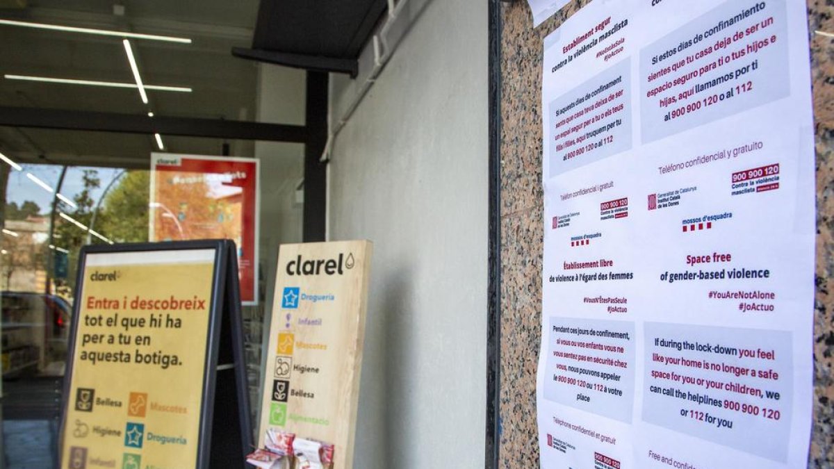 Un cartel de la campaña ‘Establecimientos seguros’ en un comercio de Tàrrega.