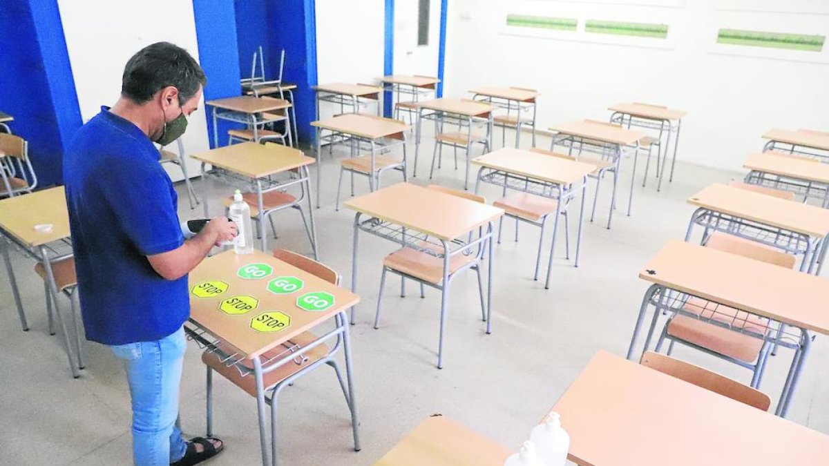 Preparando la vuelta a las aulas - Las escuelas e institutos apuran estos últimos días antes del inicio de curso para acondicionar y preparar sus aulas y zonas comunes para volver a clase con todas las garantías sanitarias. En la imagen, el di ...