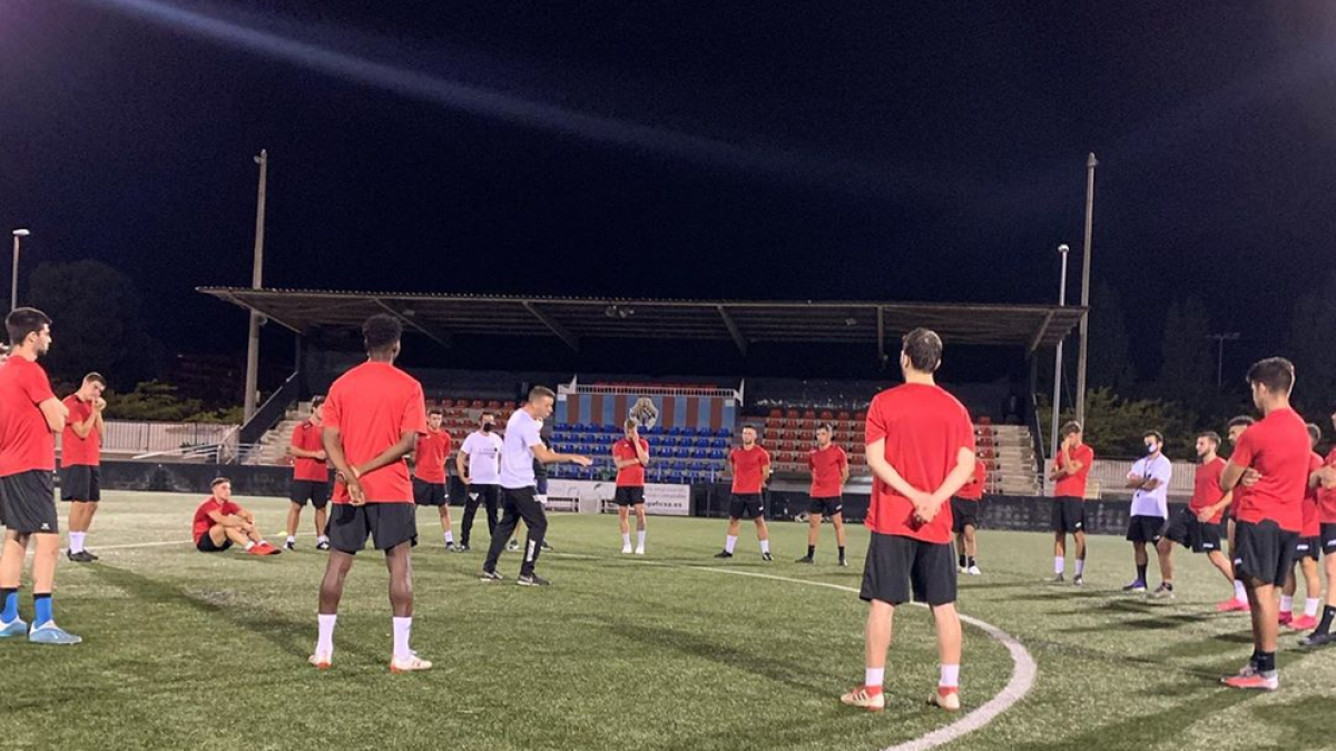 Miembros de la plantilla de la UE Tàrrega, durante un entrenamiento de esta temporada.