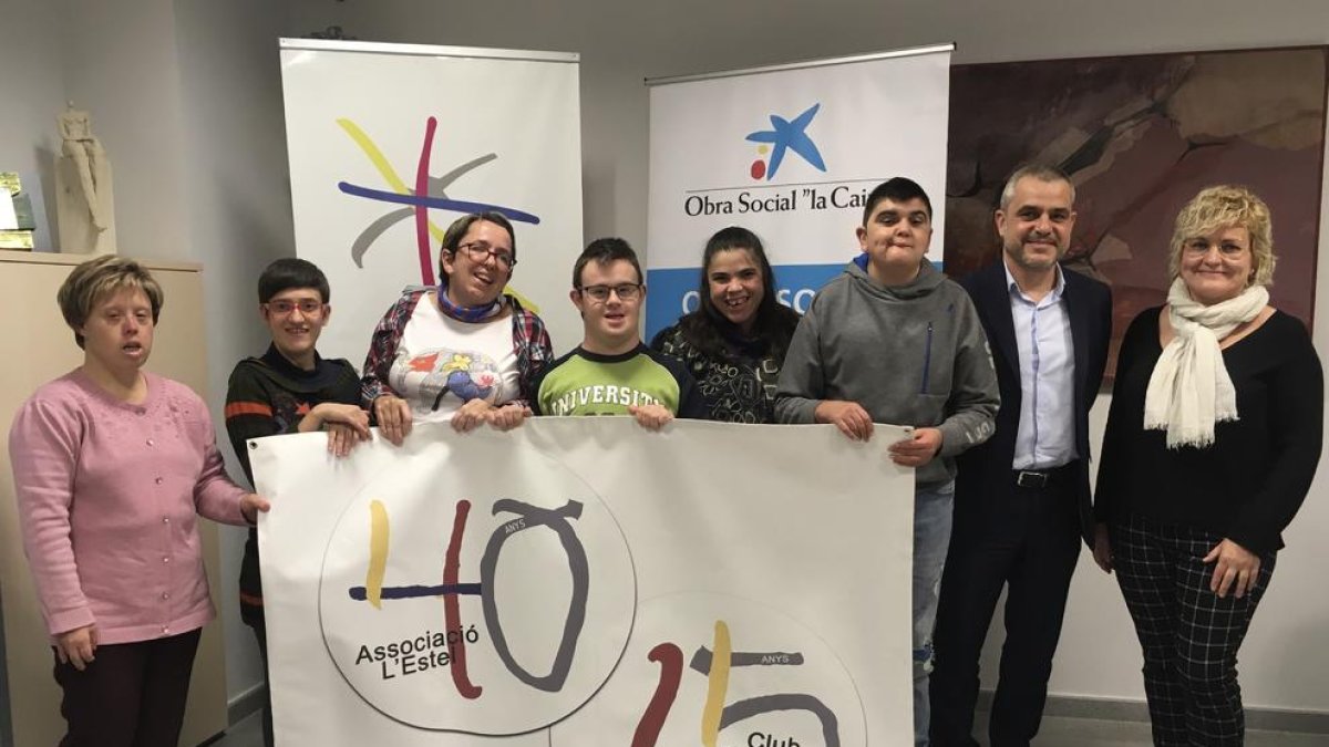 Miembros de la asociación junto a Josep Galve (a la derecha) de CaixaBank, ayer en sus instalaciones.