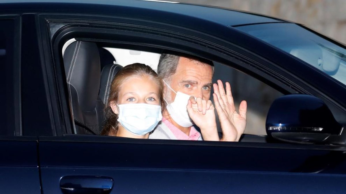 Felip VI i la infanta Elionor, ahir quan arribaven al Palau de Marivent, en el qual passaran les vacances.