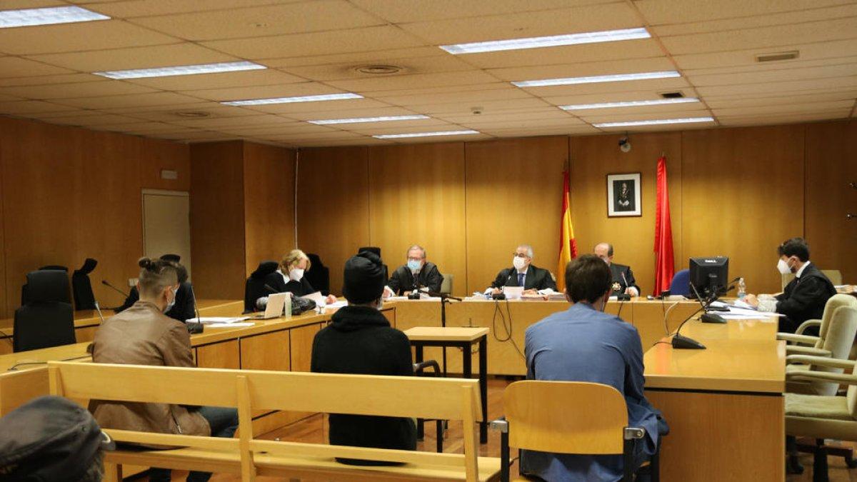 Dani Gallardo (esquerra) durant la sessió del judici d’ahir.