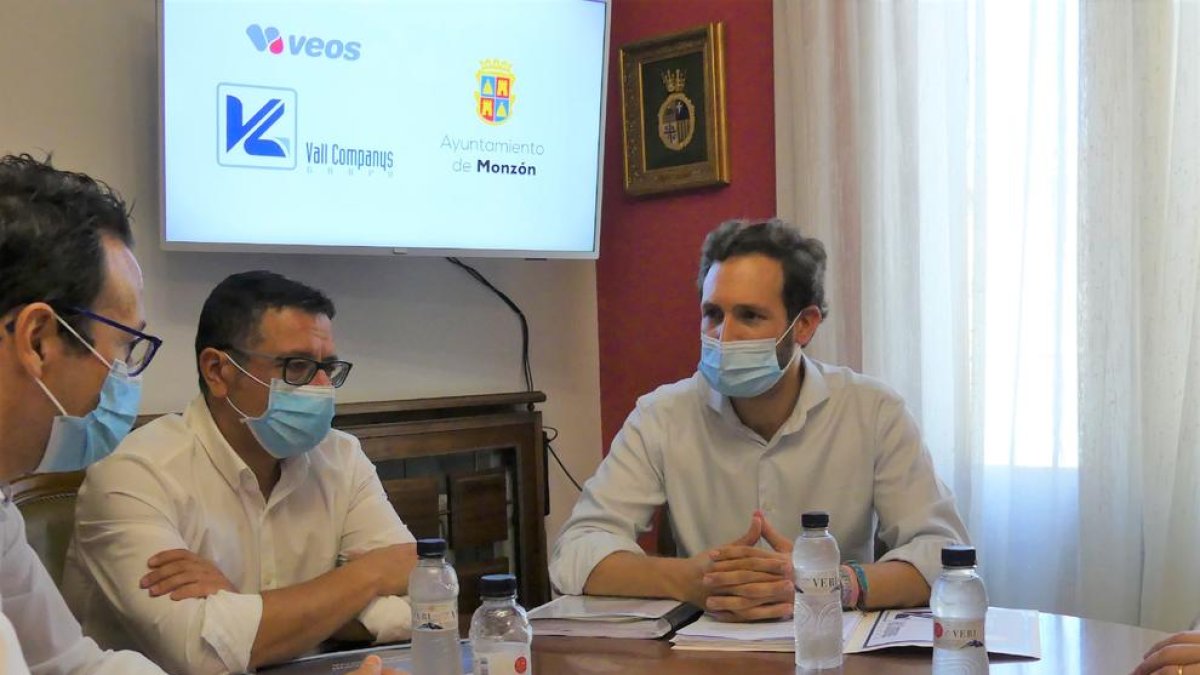 Imatge de la reunió entre Vall Companys i l’ajuntament.
