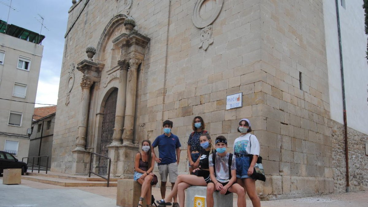 Alguns dels joves, amb una de les tècniques de Quàlia i l’alcalde del Palau.