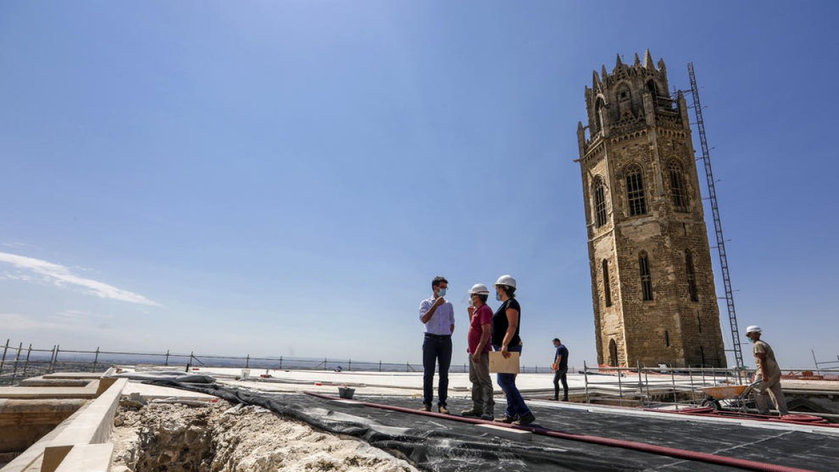 L’alcalde accidental, Toni Postius, ahir durant la visita a les obres de restauració de la Seu Vella.