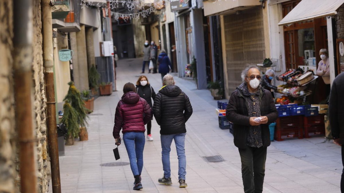 Els carrers del centre històric de Sort, amb pocs visitants, durant aquest pont festiu.