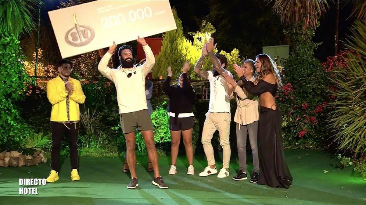 El ganador de esta edición, con el ‘cheque’ de los 200.000 euros.