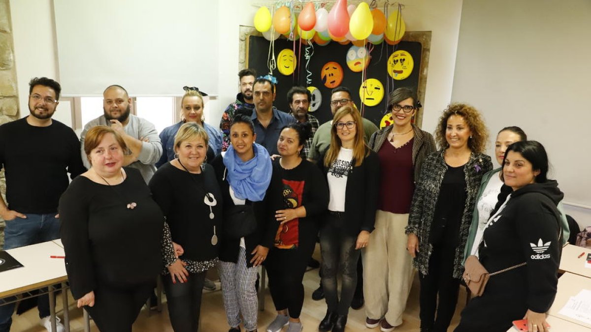 Las concejalas Anna Campos y Marta Gispert junto a los participantes en el curso que imparte el IMO.