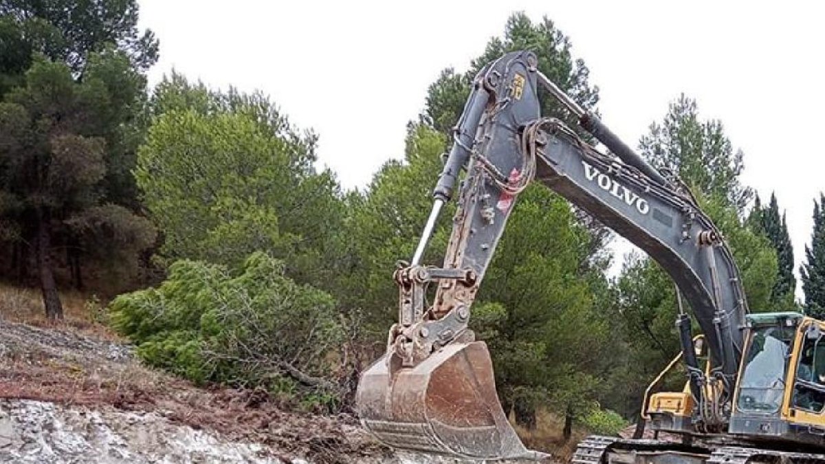 Les màquines ja estan obrint part del camí.