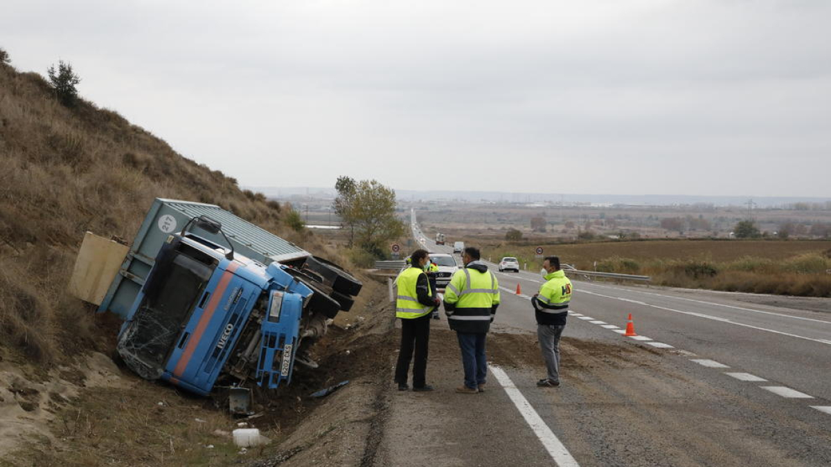 Un camión se sale de la vía y vuelca en la N-240 entre Lleida y Juneda