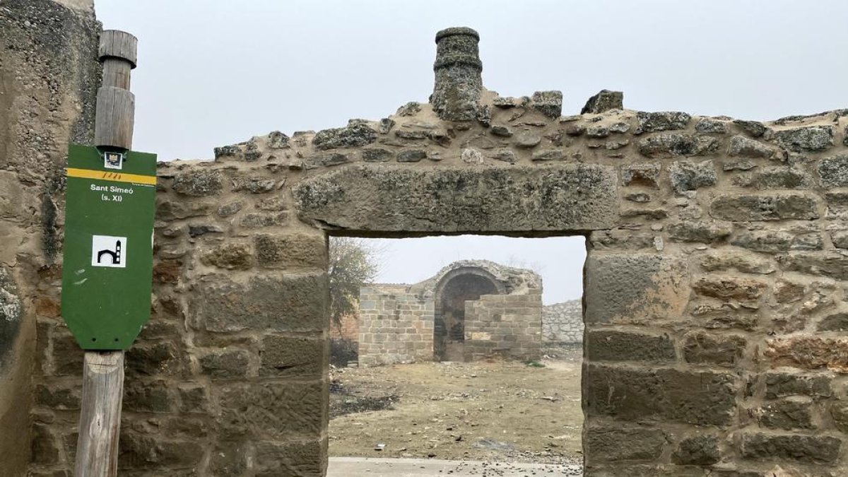 La iglesia de Sant Simeó de Massoteres es del siglo XI y es de estilo románico.