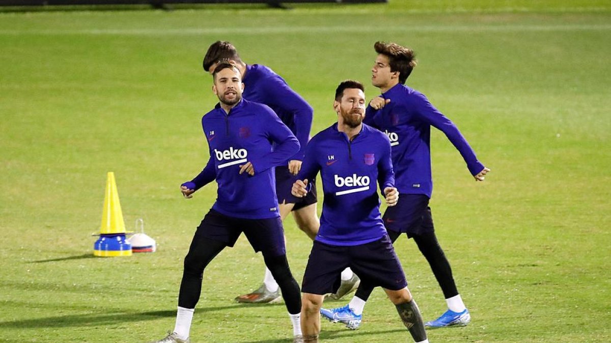 Messi, Alba i Riqui Puig, ahir entrenant-se a l’estadi saudita.
