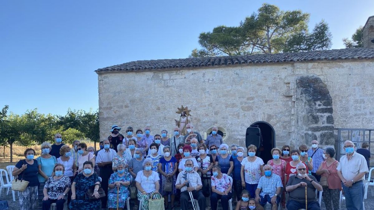 Alguns dels participants a l’Aplec de Sant Salvador de les Borges Blanques després de la celebració d’una missa en honor al sant.