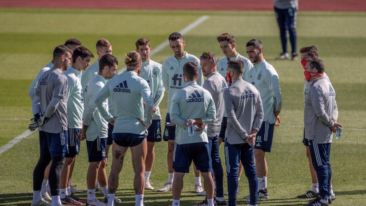 Luis Enrique dóna instruccions, ahir, als jugadors.