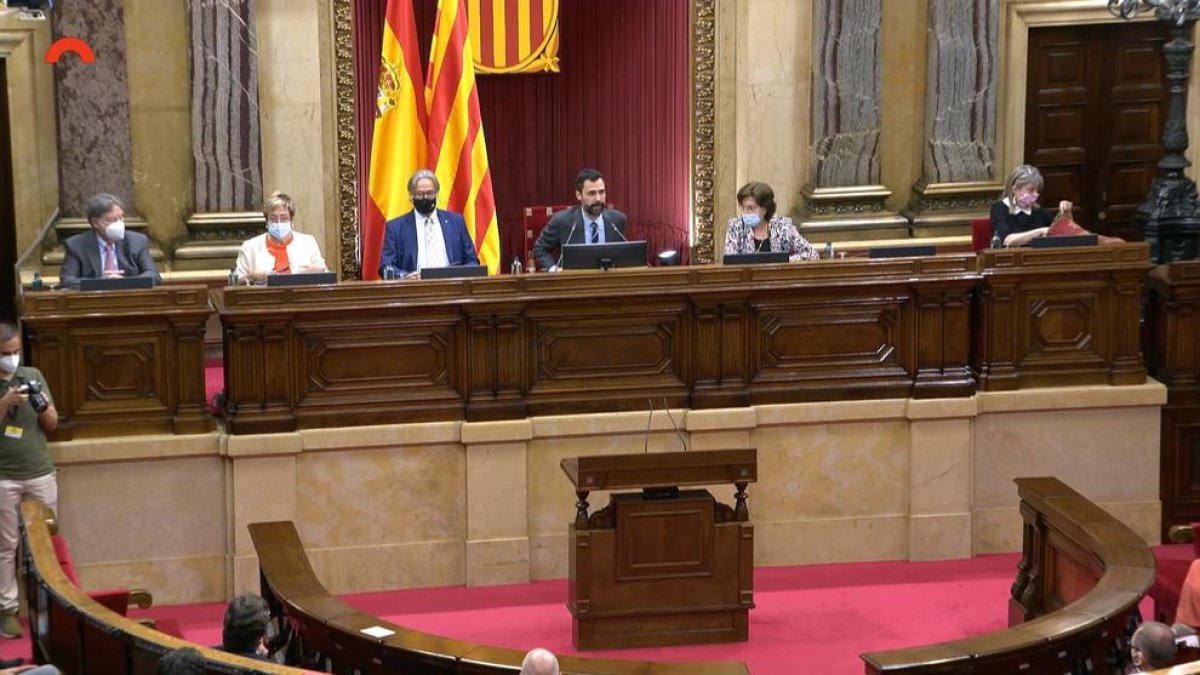 Torrent (centre) acompanyat per Francesc Codina, Dolors Montserrat, Ernest Benach, Concepció Ferrer i Manuela de Madre.