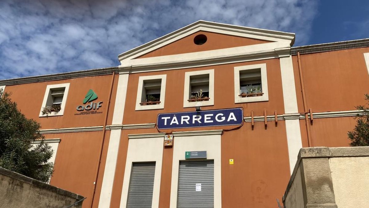 Un cartel en la puerta de la estación cerrada de Tàrrega.