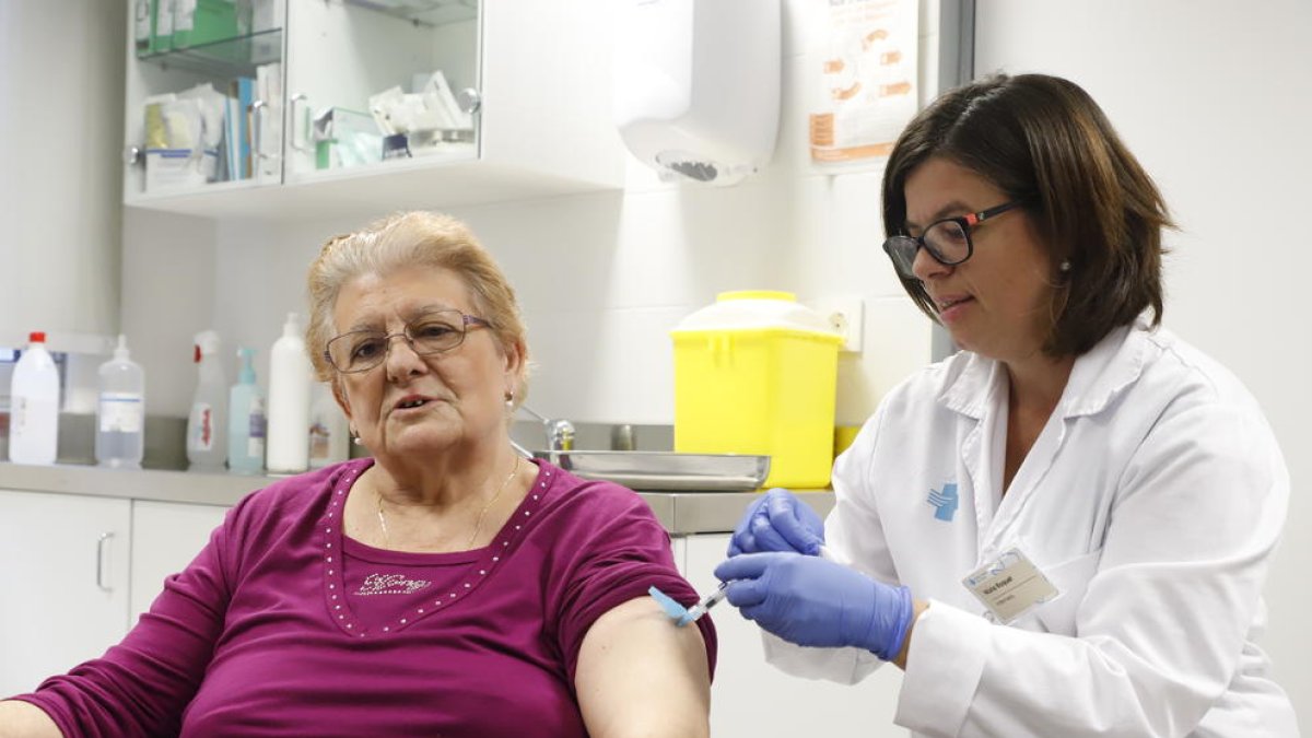 Una dona vacunant-se de la grip l’octubre passat a Balàfia.