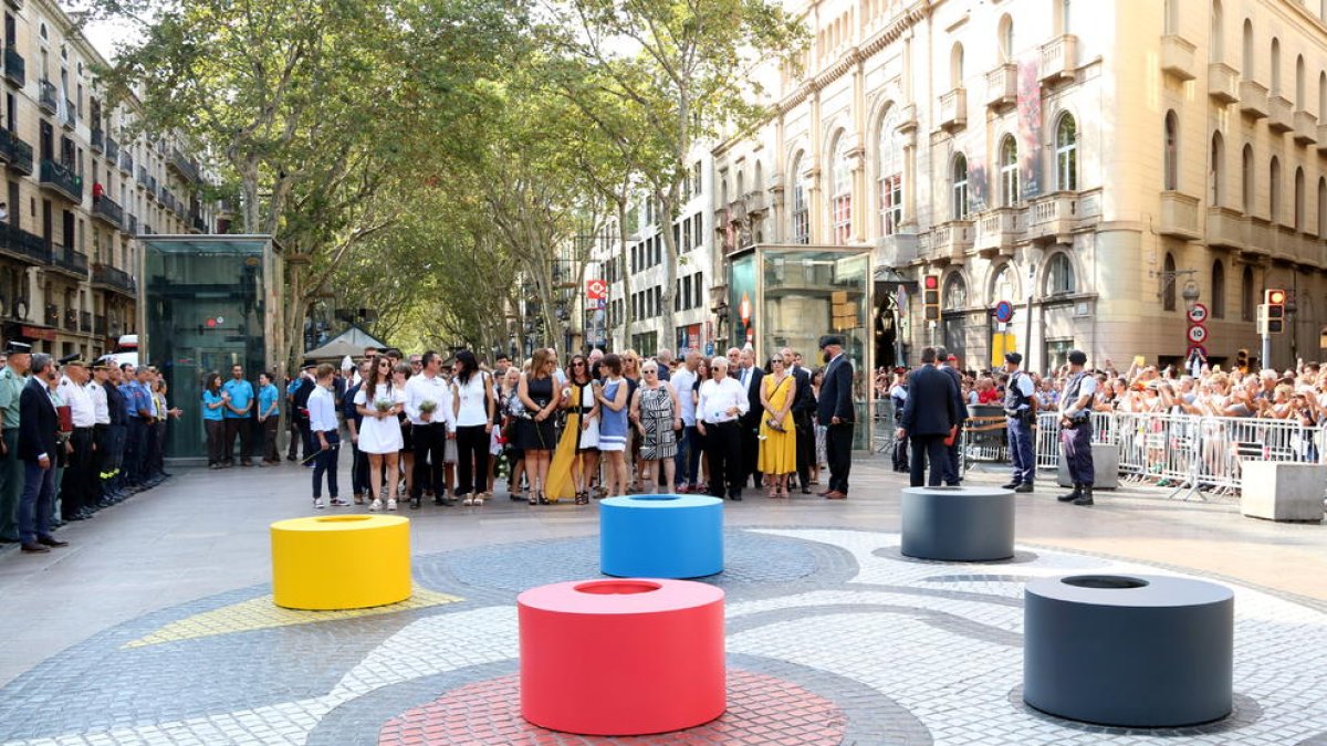 Familiares concentrados en la zona del ataque de Les Rambles.