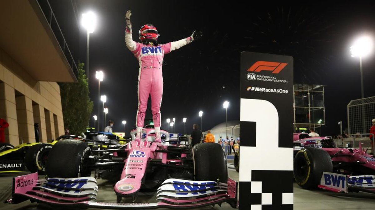 Sergio Pérez celebra el primer triomf a F1 a dalt del seu monoplaça.